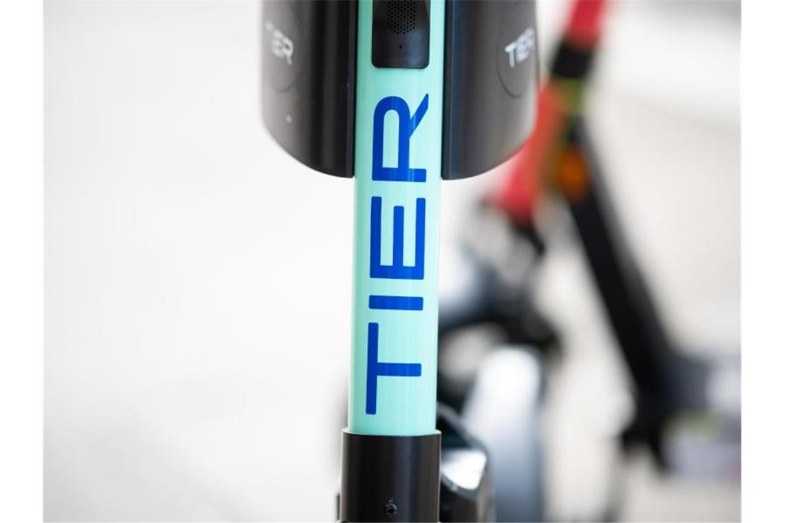 Der E-Tretroller-Anbieter Tier Mobility übernimmt den Fahrradverleiher Nextbike. Foto: Daniel Reinhardt/dpa