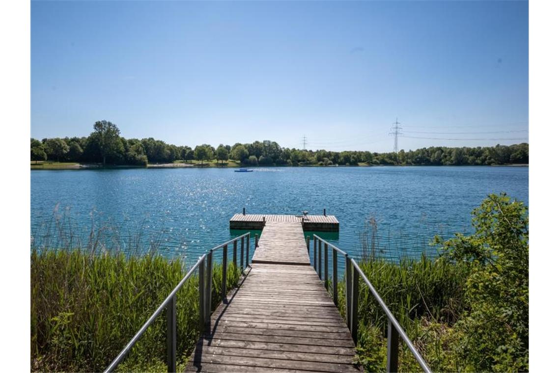 Der Echinger See, der unweit der Autobahn nördlich der bayerischen Hauptstadt liegt. Foto: Peter Kneffel/dpa