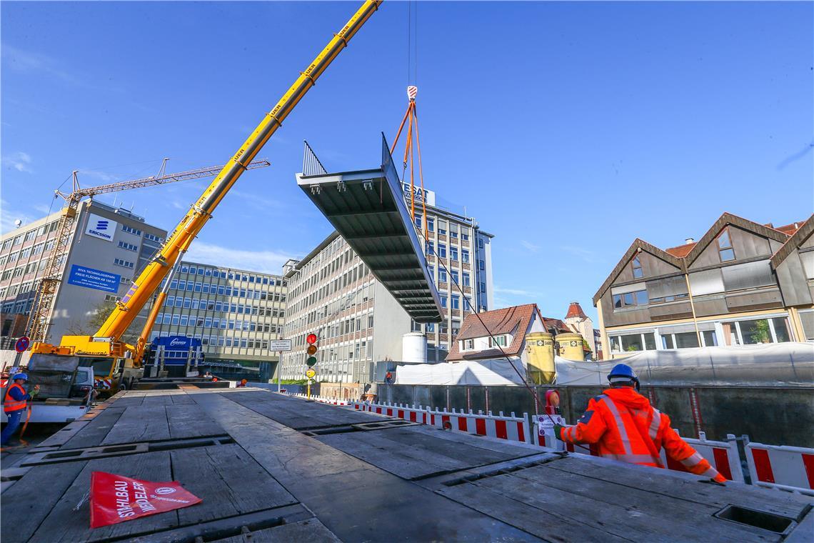 Der Eduard-Breuninger-Steg wurde im Jahr 2017 an seinen Platz am Kalten Wasser eingehoben. Archivfoto: Alexander Becher