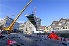 Der Eduard-Breuninger-Steg wurde im Jahr 2017 an seinen Platz am Kalten Wasser eingehoben. Archivfoto: Alexander Becher