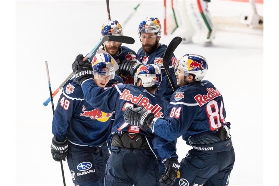 Der EHC Red Bull München gewann das erste Saisonspiel gegen Augsburg nur knapp. Foto: Matthias Balk/dpa