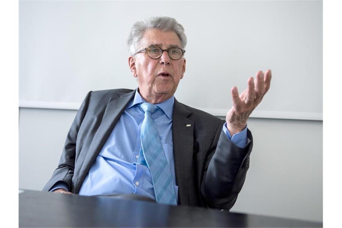 Der ehemalige Bahn-Chef Heinz Dürr spricht bei einem Interview. Foto: Wolfram Kastl/Archivbild