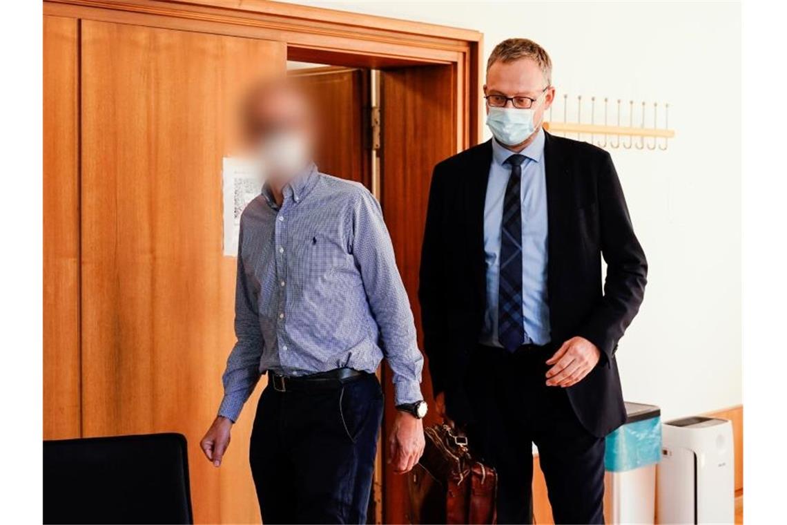 SAP: Streit um Kündigung geht in nächste Runde Der ehemalige Betriebsratschef des Softwarekonzerns SAP kommt in den Verhandlungssaal. Foto: Uwe Anspach/dpa