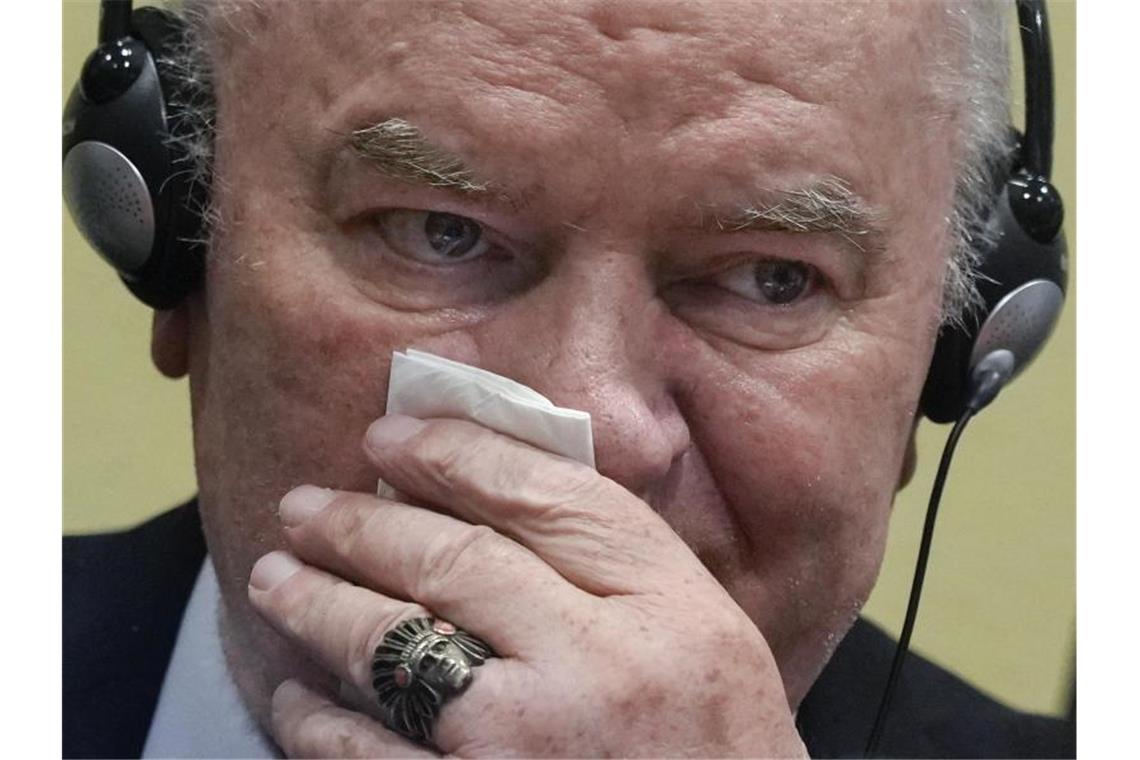 Lebenslange Haft für „Schlächter vom Balkan“ bestätigt Der ehemalige bosnisch-serbische Militärchef Ratko Mladic im Gerichtssaal. Foto: Peter Dejong/AP/dpa