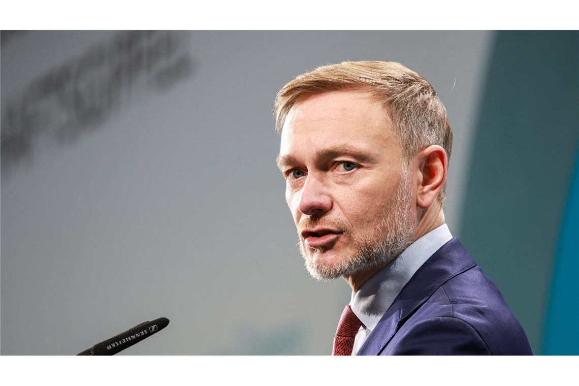 Umfrage: Mehrheit findet FDP unglaubwürdiger Der ehemalige Bundesfinanzminister Christian Lindner: Nach dem Ende der Ampel-Koalition versucht die FDP einen Neuanfang. Laut einer neuen Befragung hat ihre Glaubwürdigkeit Schaden genommen.