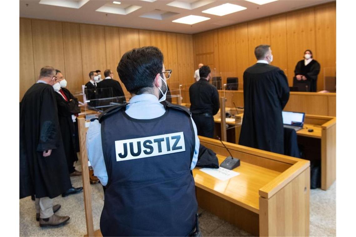 Drogenhandel, Erpressung - Fußballer Deniz Naki vor Gericht Der ehemalige Bundesligaprofi Deniz Naki (4.v.r.) steht im Landgericht hinter der Anklagebank. Foto: Marius Becker/dpa