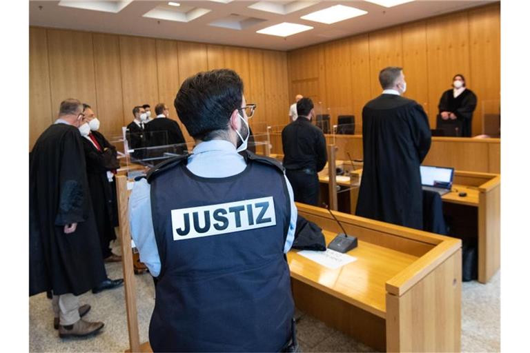 Der ehemalige Bundesligaprofi Deniz Naki (4.v.r.) steht im Landgericht hinter der Anklagebank. Foto: Marius Becker/dpa