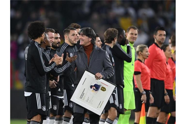 Der ehemalige Bundestrainer Jogi Löw (M) bedankt sich bei den Spielern, nachdem er eine Urkunde bekommen hat. Foto: Swen Pförtner/dpa
