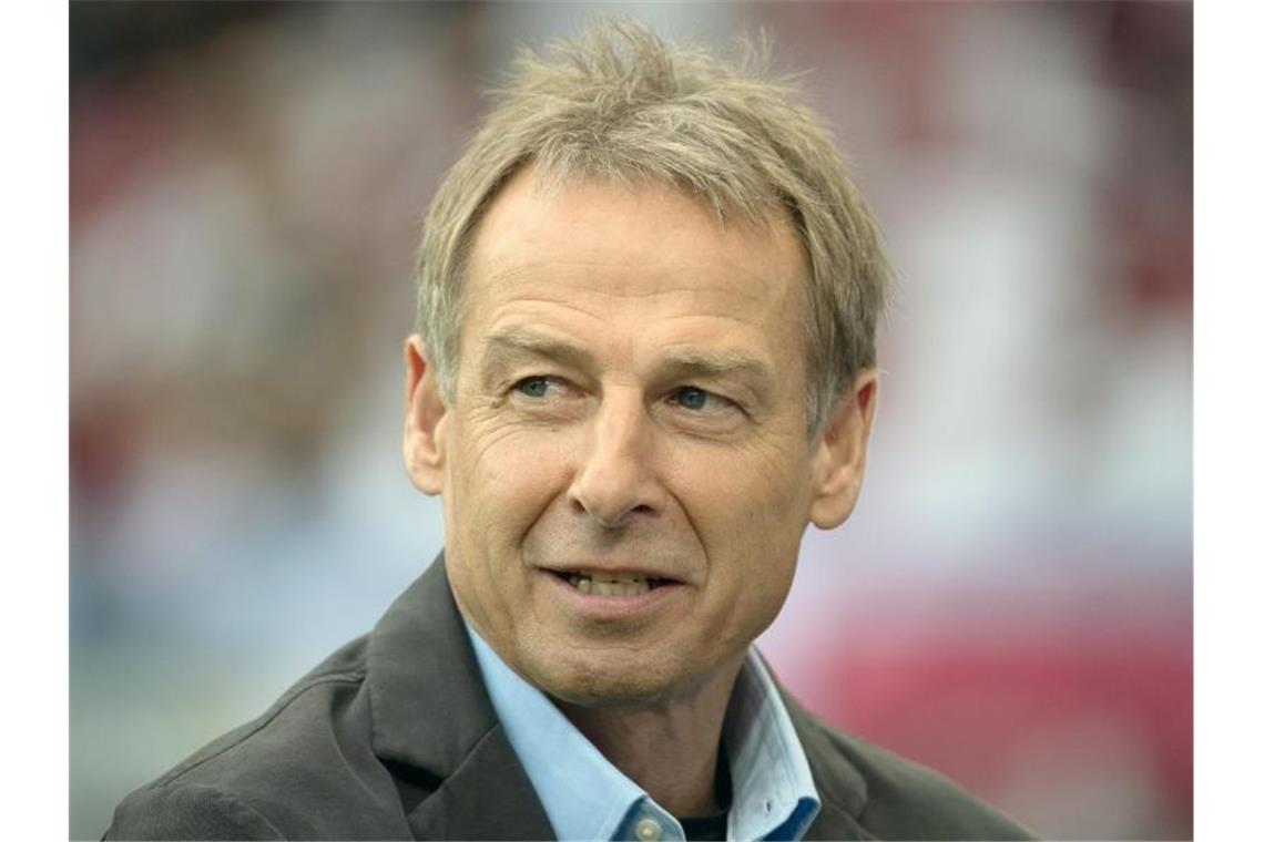 Der ehemalige Bundestrainer und TV-Experte Jürgen Klinsmann steht am Spielfeldrand. Foto: Federico Gambarini