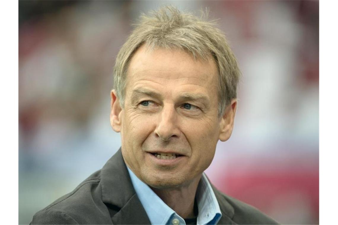 Buchwald würde sich über VfB-Rückkehr von Klinsmann freuen Der ehemalige Bundestrainer und TV-Experte Jürgen Klinsmann steht am Spielfeldrand. Foto: Federico Gambarini/Archivbild