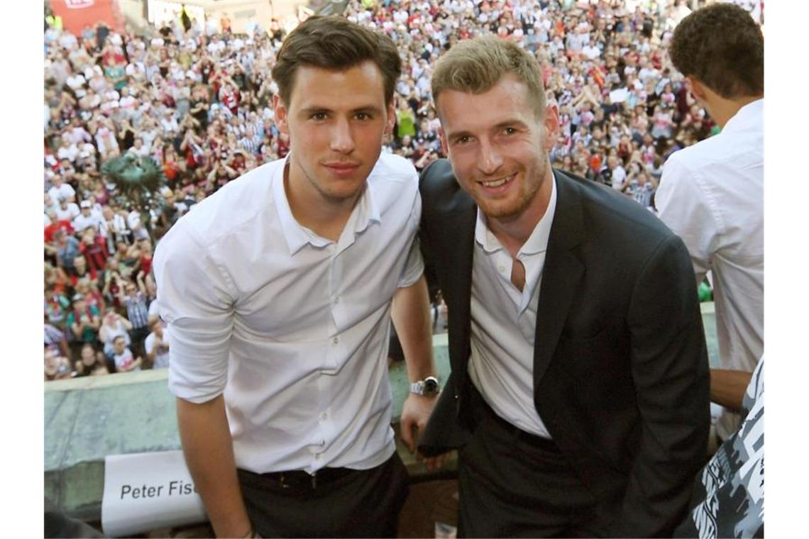 Der ehemalige Eintracht-Spieler Heinz Lindner (l) posiert für ein Foto. Foto: Jan Hübner