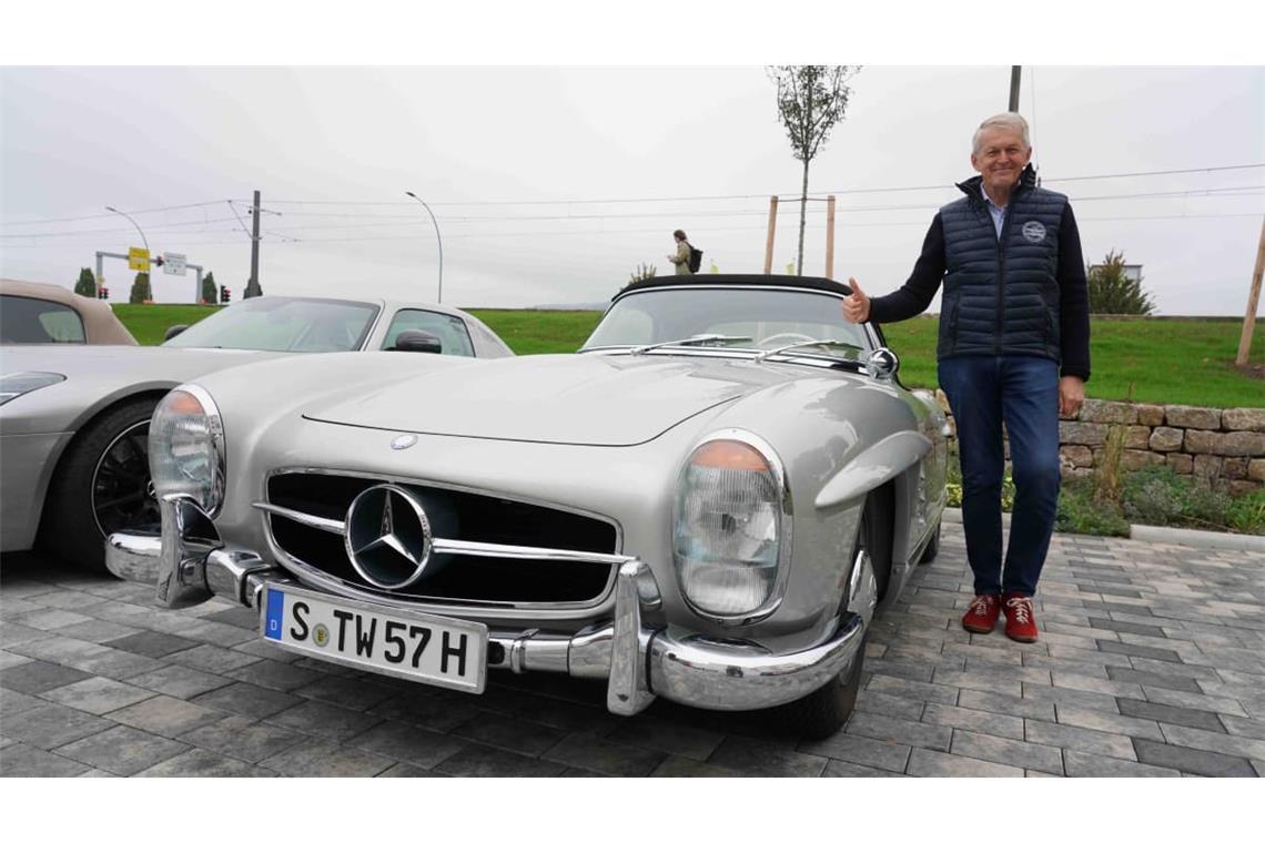 Der ehemalige Entwicklungschef von Mercedes, Thomas Weber, neben einem 190 SL.