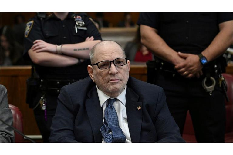 Der ehemalige Filmproduzent Harvey Weinstein sitzt am zweiten Tag seines Wiederaufnahmeverfahrens vor dem Obersten Gericht von Manhattan.