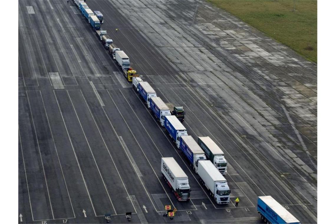 Der ehemalige Flugplatz in Manston könnte genutzt werden, um etwa 6000 Lastwagen zu parken, um die erwartete Überlastung der Häfen nach einem harten Brexit zu verringern. Foto: Victoria Jones/PA Wire