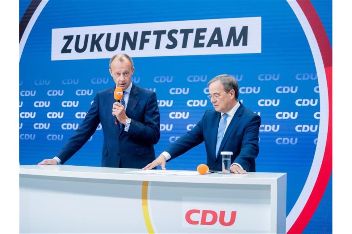 Wahlkampf-Team für die Union: Laschet holt Merz und Bär Der ehemalige Fraktionschef Friedrich Merz (l) ist das prominenteste Gesicht in Armin Laschets neuem Team. Foto: Christoph Soeder/dpa