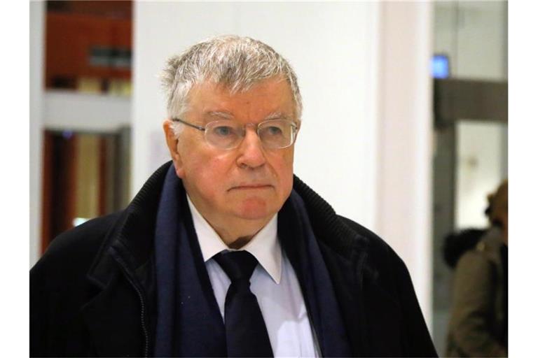 Der ehemalige France-Télécom-Vorstandsvorsitzende Didier Lombard (M) verlässt nacht seiner Verurteilung den Gerichtssaal. Foto: Michel Euler/AP/dpa