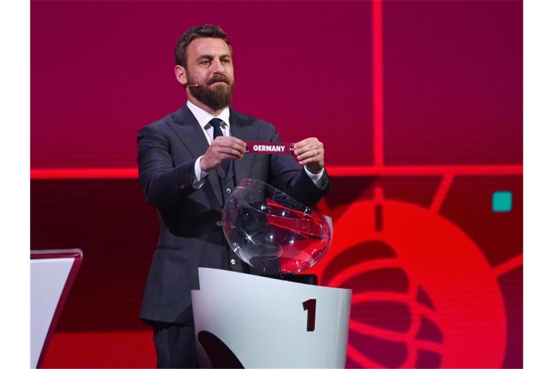 DFB-Auswahl mit dankbaren Gegnern in WM-Qualifikation Der ehemalige Fußballspieler Daniele De Rossi zeigt das Los mit der Aufschrift „Germany“. Foto: Kurt Schorrer/FIFA/dpa