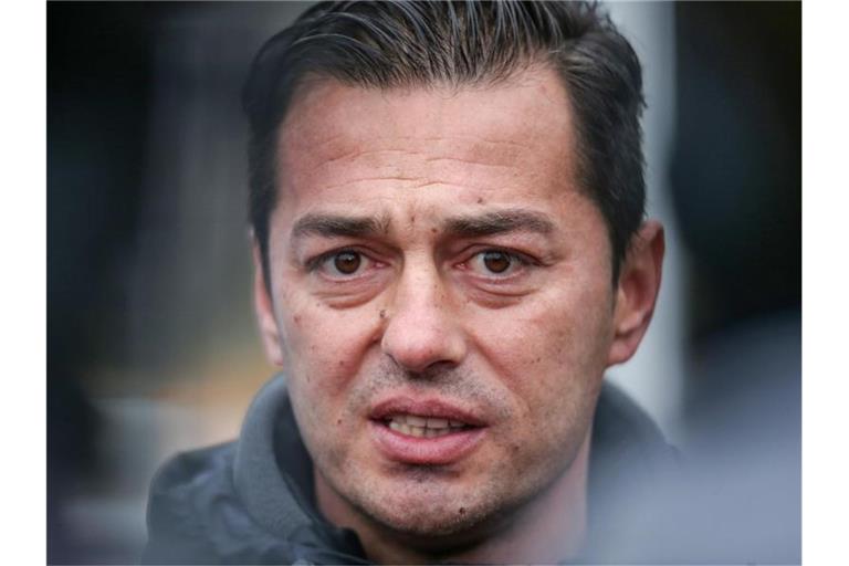 Der ehemalige Hertha-Cheftrainer Ante Covic spricht mit ernstem Blick im Interview. Foto: Andreas Gora/dpa/Archivbild
