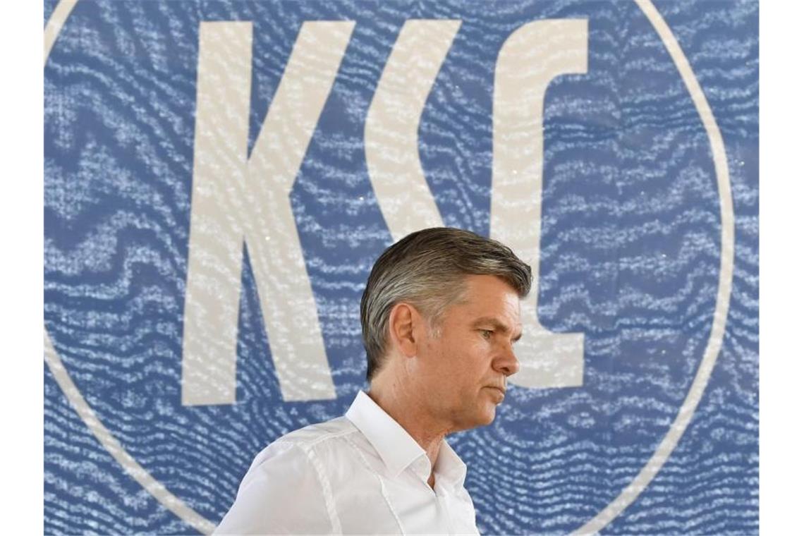 Keine Nachfolgekandidaten: Zurückgetretener KSC-Präsident Der ehemalige KSC-Präsident Ingo Wellenreuther steht vor dem Logo des Vereins. Foto: Thomas Kienzle/dpa/Archivbild