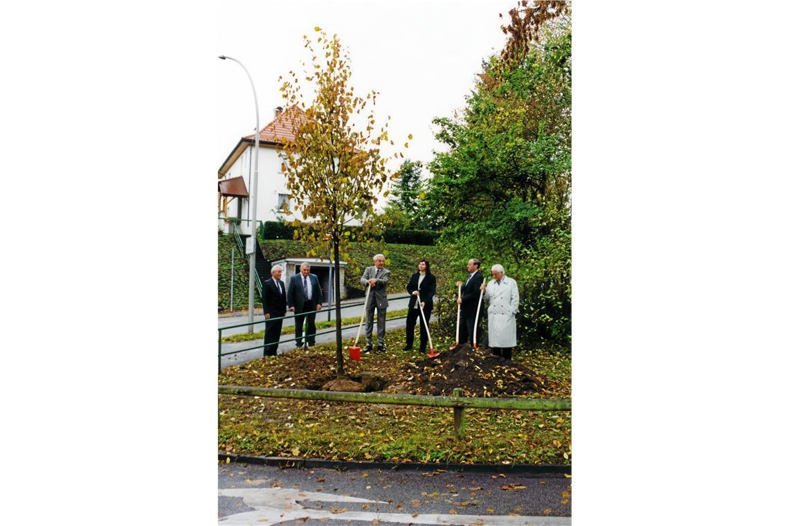 Kreisverband der Obst- und Gartenbauvereine feiert 125-jähriges Jubiläum Der ehemalige Obstfachwart Siegfried Stegmaier (von links), Heinz Kurz vom städtischen Bauhof, der erste Vorsitzende des Vereins Friedrich Schüle, die damalige Obstbaufachberaterin Ute Ellwein und Backnangs Oberbürgermeister Jürgen Schmidt pflanzen zur Feier des 100-jährigen Bestehens des Kreisverbands einen Baum. Foto: privat