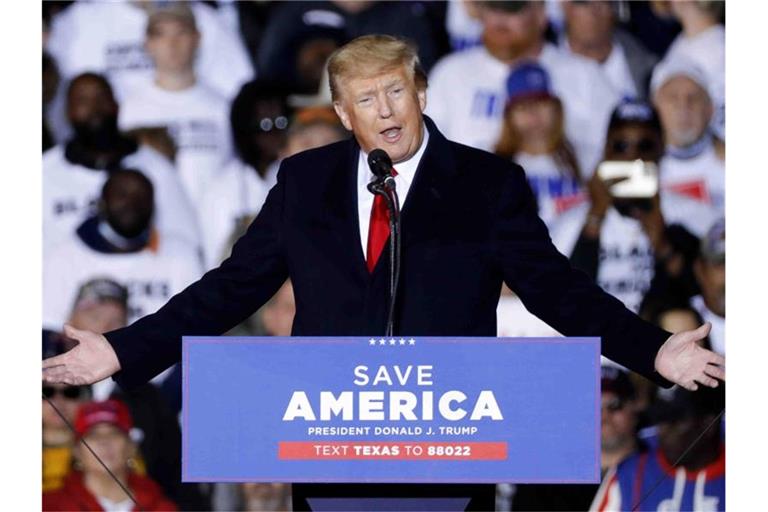 Der ehemalige Präsident Donald Trump spricht bei einer Kundgebung. Foto: Jason Fochtman/Houston Chronicle via AP/dpa