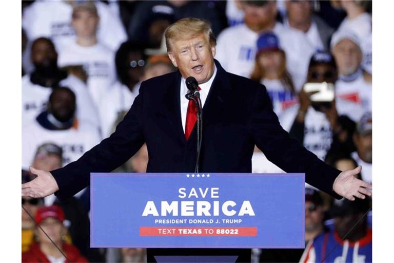 Der ehemalige Präsident Donald Trump spricht bei einer Kundgebung. Foto: Jason Fochtman/Houston Chronicle via AP/dpa