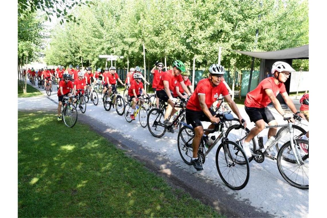 Schüler radeln quer durch Deutschland bis nach Berlin Der ehemalige Radrennfahrer Ortwin Czarnowski (3. v. r.) beim „Rollenden Klassenzimmer“. Foto: Bernd Weissbrod/Archivbild