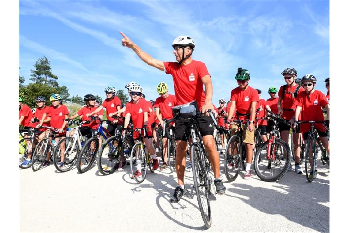 30 Jahre Mauerfall: Schüler radeln von Heilbronn nach Berlin Der ehemalige Radrennfahrer Ortwin Czarnowski (M) startet auf dem Gelände der Bundesgartenschau 30 Jahre nach dem Mauerfall eine über 700 Kilometer lange Schüler-Fahrradtour mit dem Titel „Rollendes Klassenzimmer“ von Heilbronn nach Berlin. Foto: Bernd Weißbrod