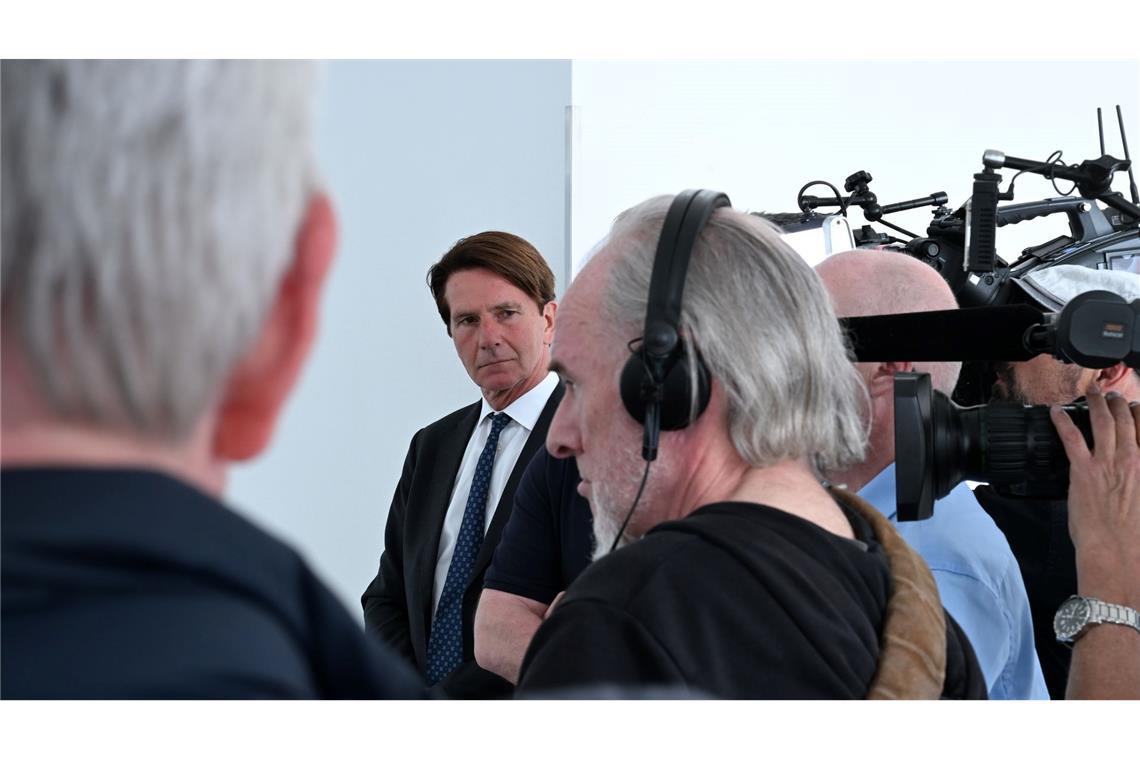 Der ehemalige Regierungssprecher Béla Anda (Mitte) macht künftig Öffentlichkeitsarbeit für die in Hamburg vor Gericht stehende Unternehmerin Christina Block. (Archivbild)