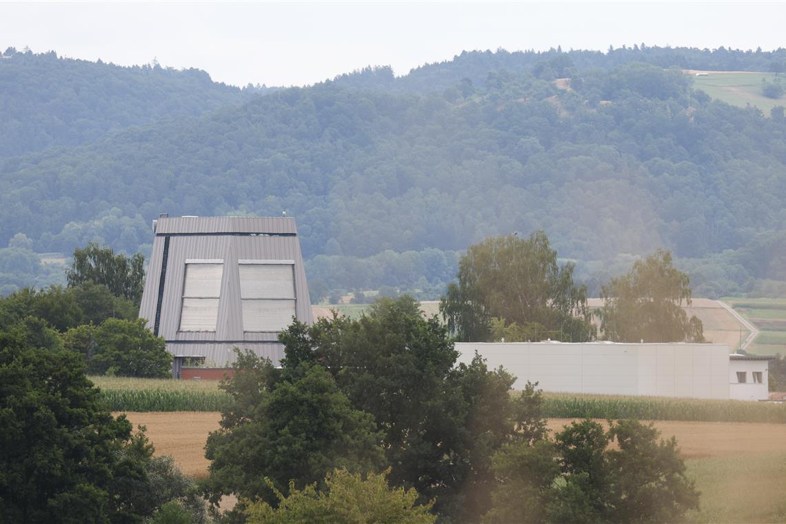Im alten Richtfunkturm in Allmersbach im Tal siegt die Natur über die Technik Der ehemalige Richtfunkturm thront über Allmersbach im Tal. Foto: Alexander Becher