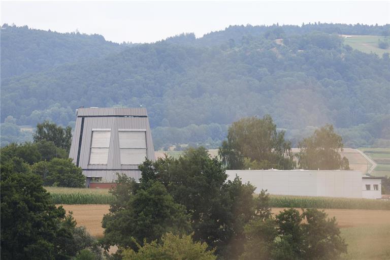 Der ehemalige Richtfunkturm thront über Allmersbach im Tal. Foto: Alexander Becher