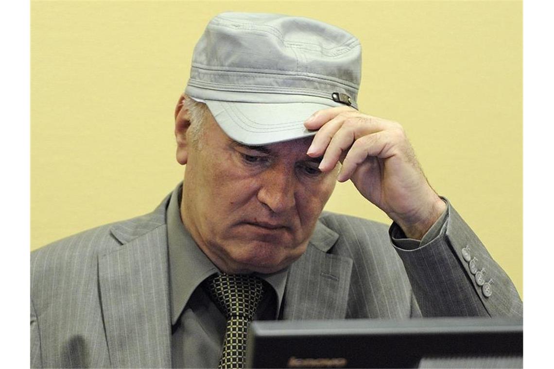 Der ehemalige serbische General Ratko Mladic sitzt im Juni 2011 auf der Anklagebank des UN-Kriegsverbrechertribunals in Den Haag. Foto: Martin Meissner/ANP/AP POOL/EPA FILE/dpa