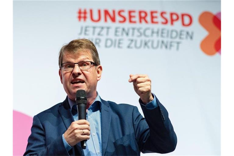 Der ehemalige SPD-Vizevorsitzende Ralf Stegner ist auf den Telefonscherz eines Youtubers hereingefallen, der ihm den Posten von Finanzminister Olaf Scholz angeboten hatte. Foto: Guido Kirchner/dpa