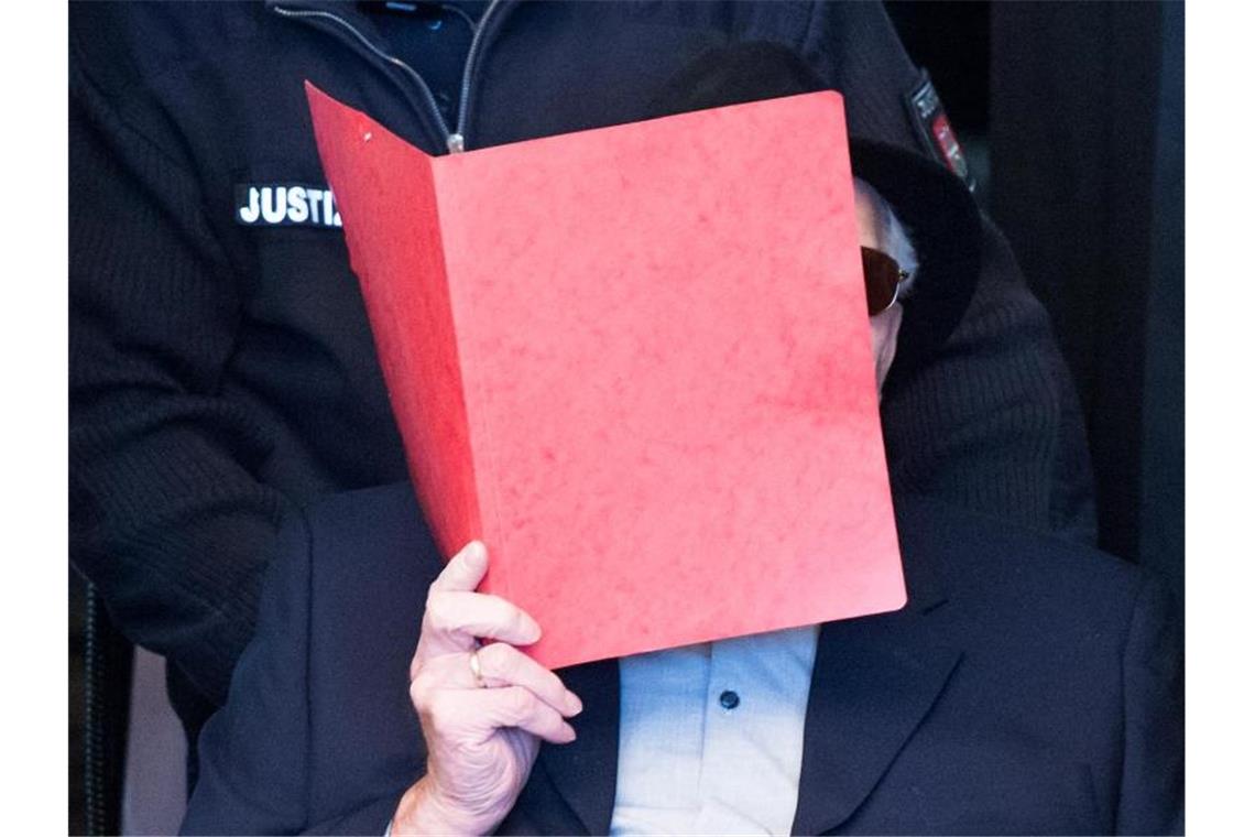Ehemaliger KZ-Wachmann äußert Bedauern über Leid der Opfer Der ehemalige SS-Wachmann des Konzentrationslagers Stutthof zum Prozessbeginn im Hamburger Landgericht. Foto: Daniel Bockwoldt/dpa Pool/dpa