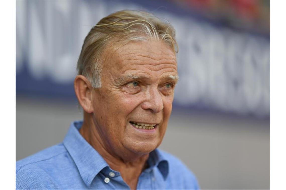 Der ehemalige Trainer von Freiburg, Volker Finke, steht im Stadion. Foto: Patrick Seeger/dpa