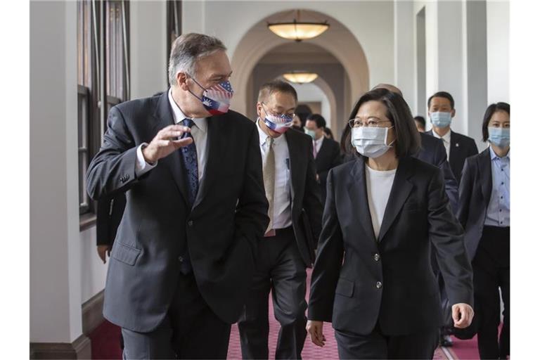Der ehemalige US-Außenminister Mike Pompeo (l.) und Taiwans Präsidentin Tsai Ing-wen während eines Treffens im Präsidialamt in Taipeh. Foto: Uncredited/Taiwan Presidential Office/AP/dpa