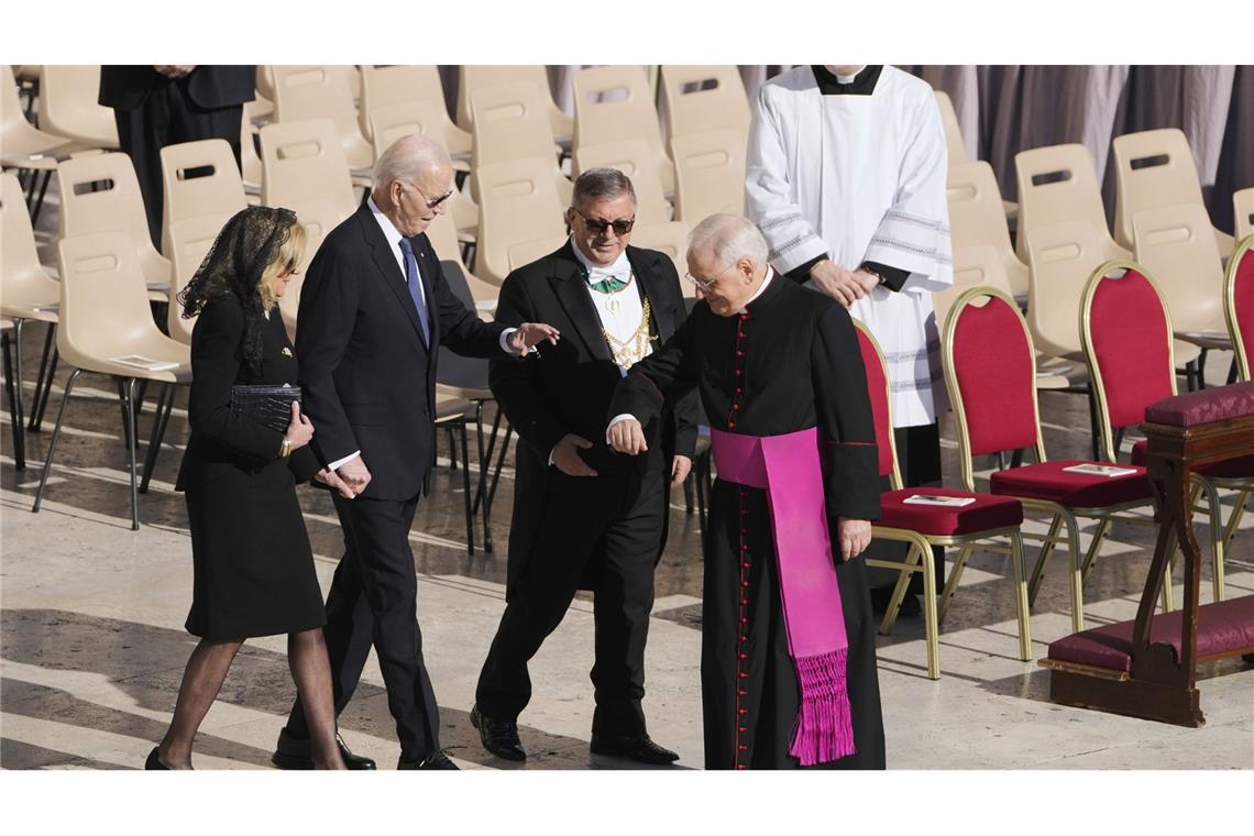 Der ehemalige US-Präsident Joe Biden (2.v.l.) und seine Frau Jill.
