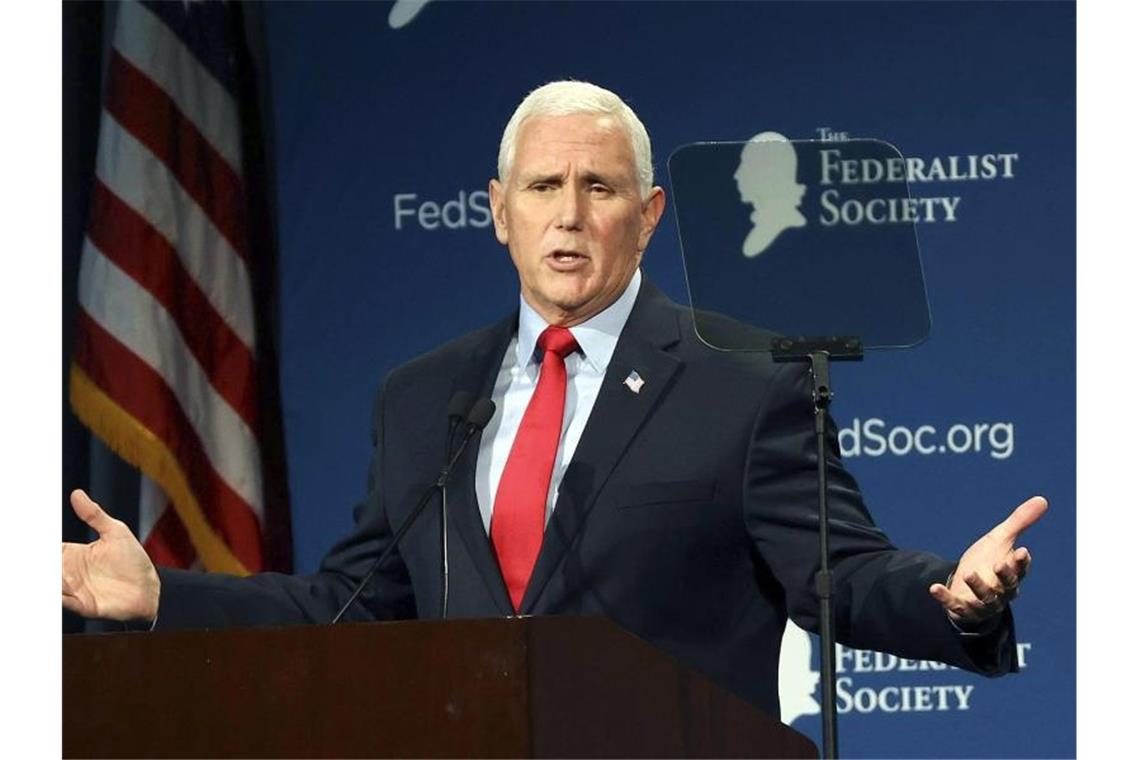 Ex-Vize Pence geht in die Offensive: „Trump hat Unrecht“ Der ehemalige US-Vizepräsident Mike Pence spricht auf der Jahrestagung der Federalist Society in Florida. Foto: Stephen M. Dowell/Orlando Sentinel/AP/dpa