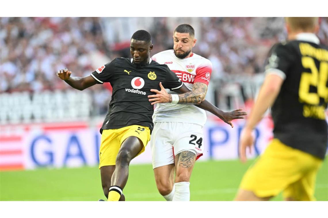 Der ehemalige VfB-Mittelstürmer Serhou Guirassy und VfB-Verteidiger Jeff Chabot liefern sich einen Zweikampf – Torchancen waren in der ersten Halbzeit eher Mangelware.