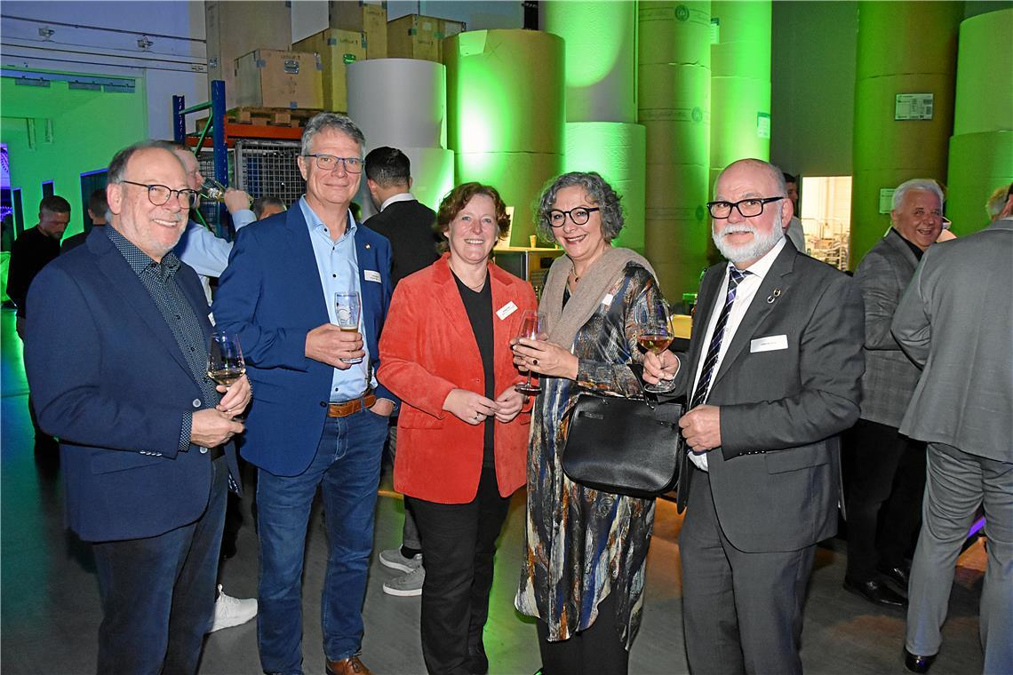 Der ehemalige Vorsitzende Lothar Buchfink (rechts) hatte bei der Gala die eine o...