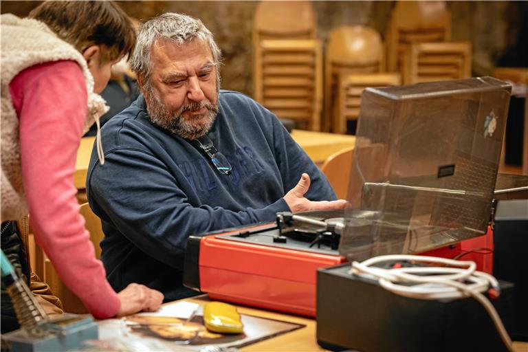 Der ehrenamtliche Mitarbeiter Norbert des Repaircafés in Backnang begutachtet einen defekten Schallplattenspieler. Foto: A. Becher