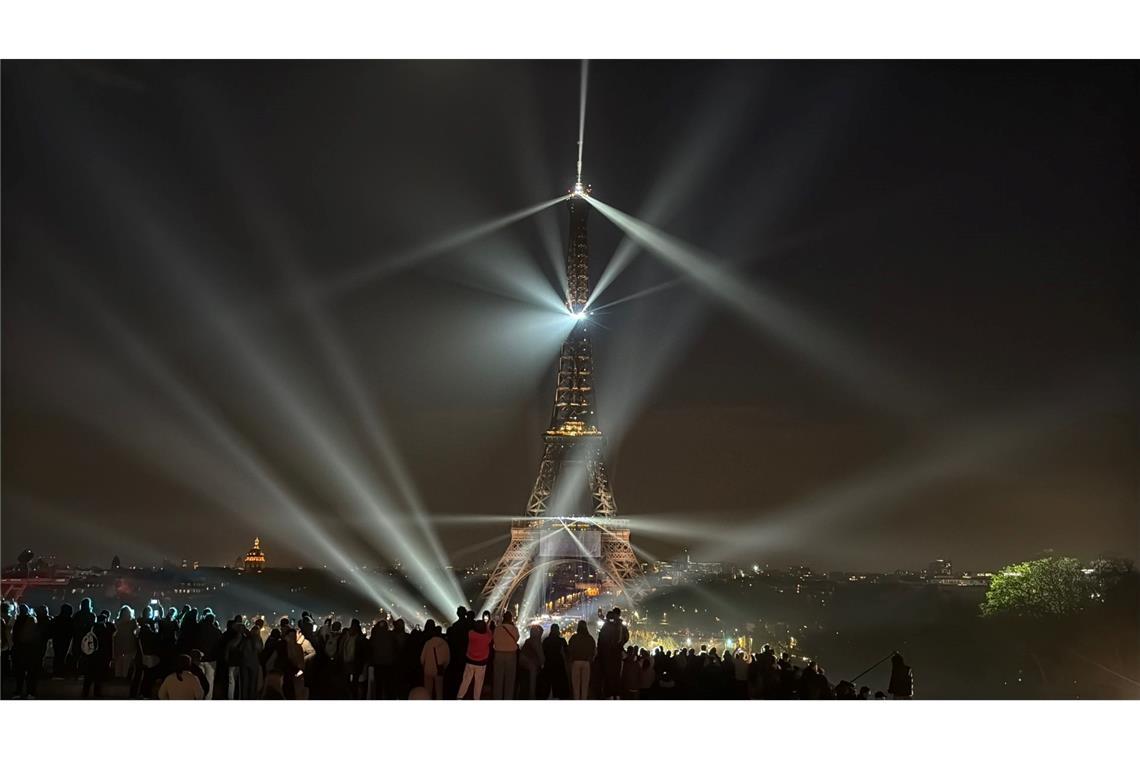 Der Eifelturm in Paris leuchtet anlässlich der Ankündigung des Comebacks der Sängerin Celine Dion.