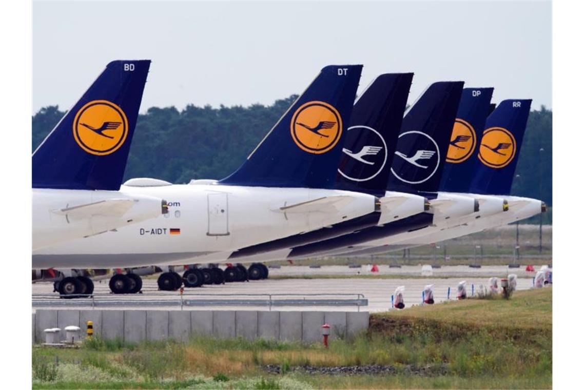 Der Einbruch in der Corona-Krise hat der Lufthansa für 2020 einen Rekordverlust von 6,7 Milliarden Euro eingebracht. Foto: Soeren Stache/dpa-Zentralbild/dpa