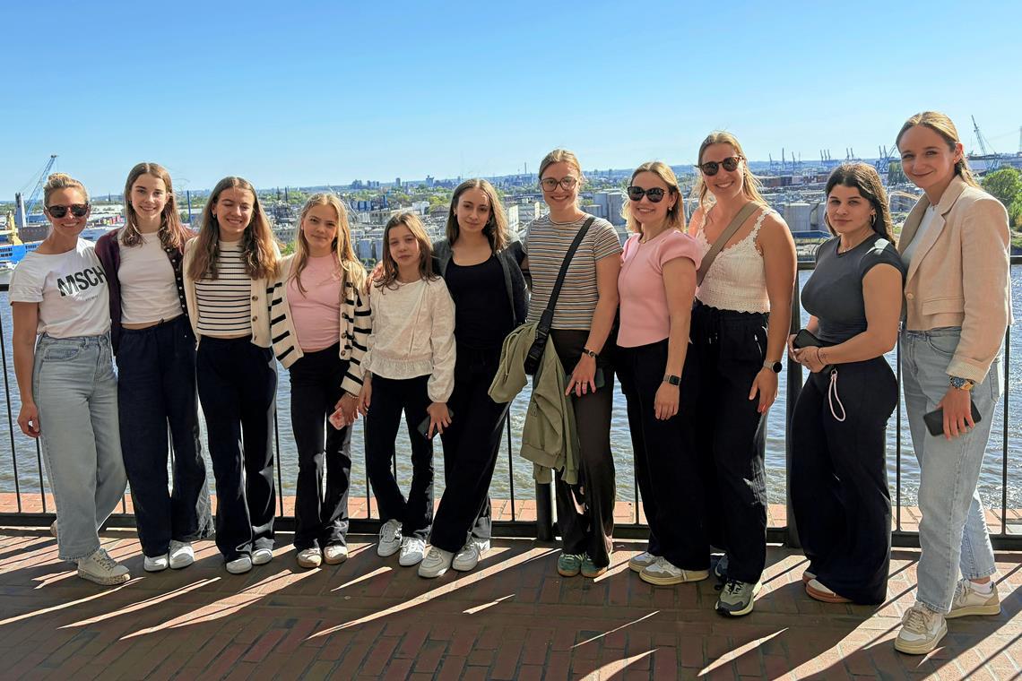 Der Eindruck täuscht: Sightseeing wie in der Elbphilharmonie oder im Hamburger Hafen war für Melanie Andergassen, Pauline Hack, Stefanie Sauter, Anneli Andergassen, Lara Gabriel, Maria Croitoru, Emely Pokorny, Felin Weißhaar, Taina Griem, Laura Jurca und Lena Strohmaier (von links) nur der Nebeneffekt des turnerisch erfolgreichen Trips in den Norden. Foto: privat