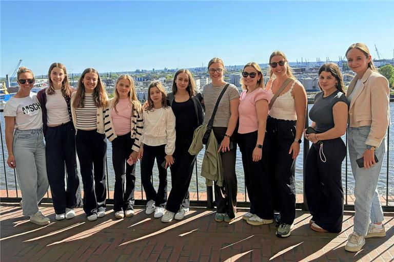 Der Eindruck täuscht: Sightseeing wie in der Elbphilharmonie oder im Hamburger Hafen war für Melanie Andergassen, Pauline Hack, Stefanie Sauter, Anneli Andergassen, Lara Gabriel, Maria Croitoru, Emely Pokorny, Felin Weißhaar, Taina Griem, Laura Jurca und Lena Strohmaier (von links) nur der Nebeneffekt des turnerisch erfolgreichen Trips in den Norden. Foto: privat