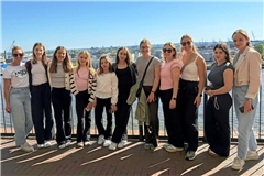 Der Eindruck täuscht: Sightseeing wie in der Elbphilharmonie oder im Hamburger Hafen war für Melanie Andergassen, Pauline Hack, Stefanie Sauter, Anneli Andergassen, Lara Gabriel, Maria Croitoru, Emely Pokorny, Felin Weißhaar, Taina Griem, Laura Jurca und Lena Strohmaier (von links) nur der Nebeneffekt des turnerisch erfolgreichen Trips in den Norden. Foto: privat