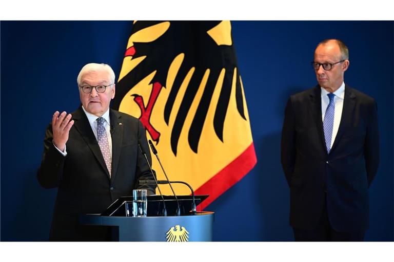 Der eine geht und der andere muss über die Nachfolge entscheiden: Bundespräsident Frank-Walter Steinmeier und Bundeskanzler Friedrich Merz (CDU).