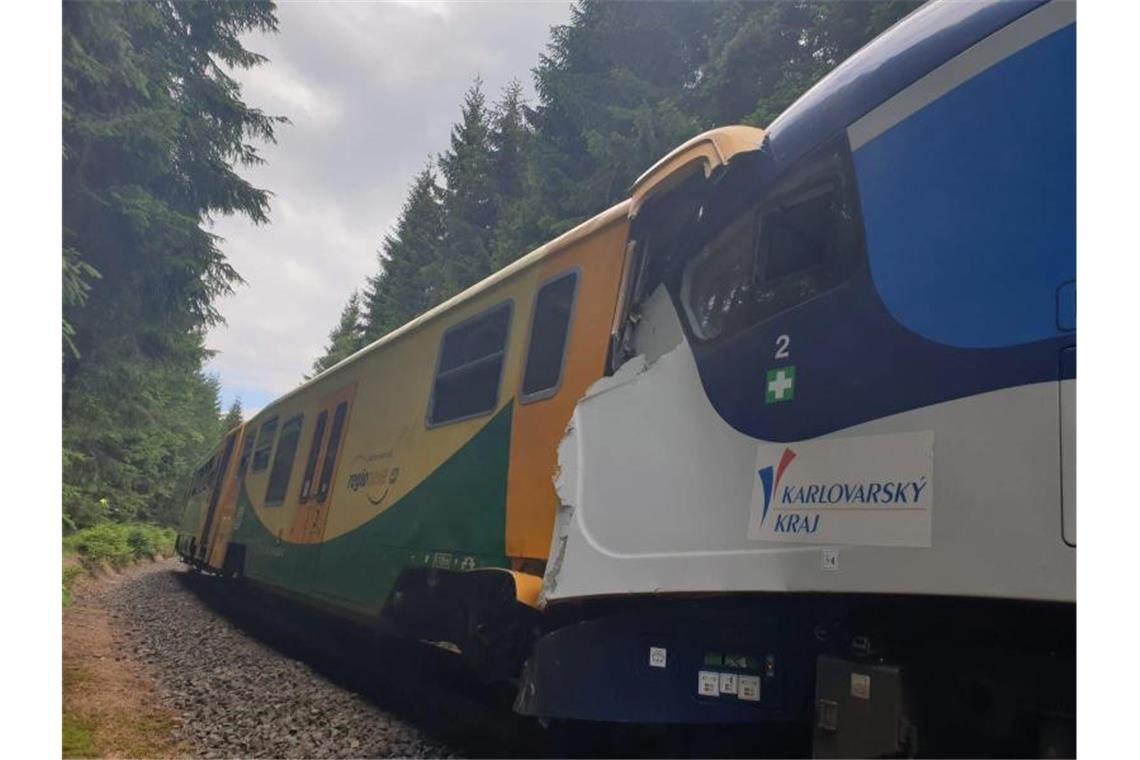 Zugunglück: Tote und Verletzte im tschechischen Grenzgebiet Der eine Zug war auf der eingleisigen Strecke unterwegs vom westböhmischen Karlsbad ins sächsische Johanngeorgenstadt, der andere in umgekehrter Richtung. Foto: Uncredited/Czech Republic Police/AP/dpa