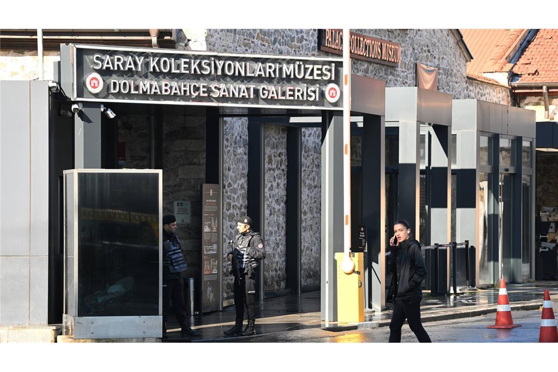 Türkei: Gespräche von Ukraine und Russland am Mittag geplant Der Eingang des Dolmabahce-Palasts, in dem das Treffen stattfinden soll.