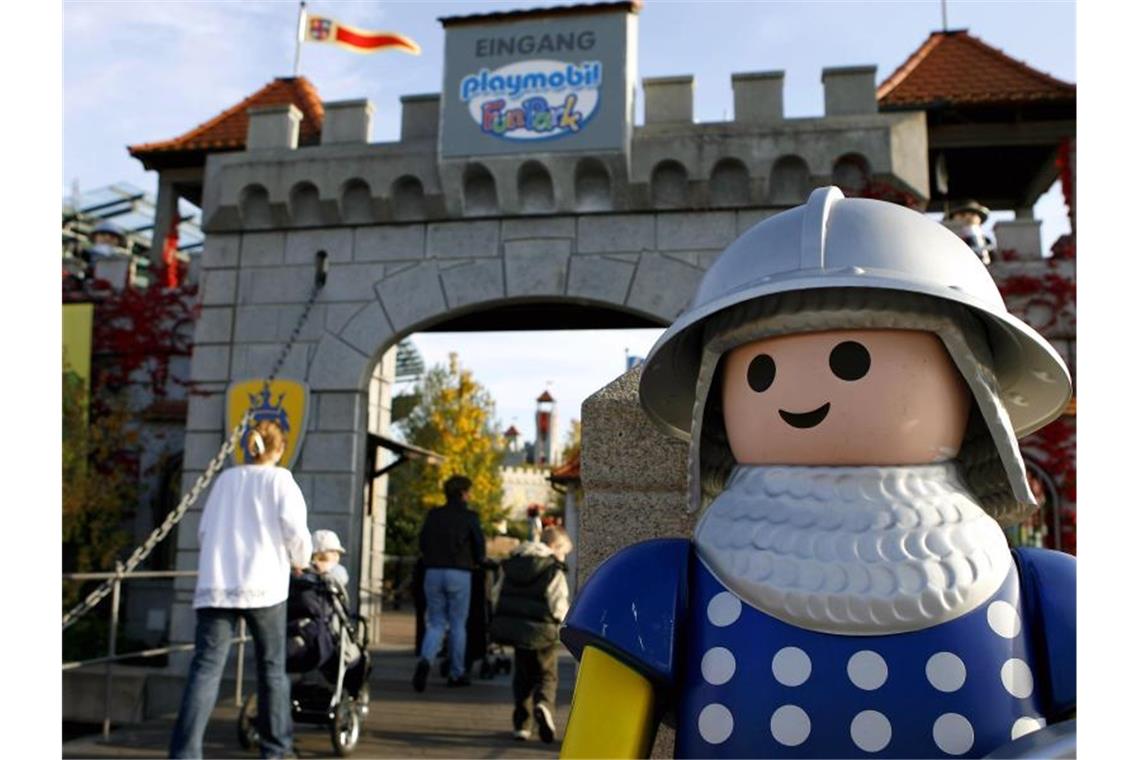 Der Eingang des Playmobil-FunParks in Zirndorf bei Nürnberg. Die Corona-Krise bringt manche Freizeitparks nach Angaben ihres Verbands in existenzielle Not. Foto: Daniel Karmann/dpa